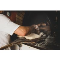 Cuisson du pain dans un four à pain traditionnel au feu de bois